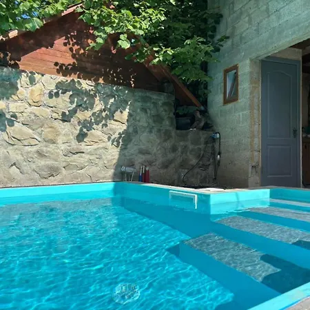 Hotel кам'яний двір *